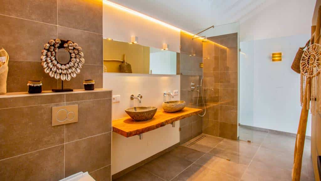 A bathroom at The Flamingo Villa